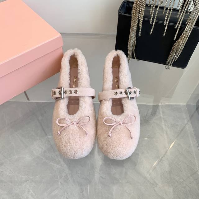 Miumiu缪缪乐福鞋 秋冬新款棉鞋毛毛单鞋来自Miu Miu系列的细节特写 新季的潮流要素 与此刻挚爱的概念，多元对撞，传达现代风格~ 怎么穿都好看今夏时髦精