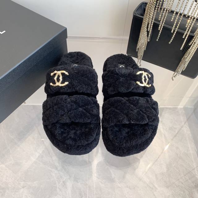 出厂价Pp- 独家爆款Chanel Ss市场最高版本 香奶奶家新款羊毛拖鞋 这一季的又让我重新爱了它一次！这季节美鞋太多这款毛拖真的是让我无法自拔真太可爱了～