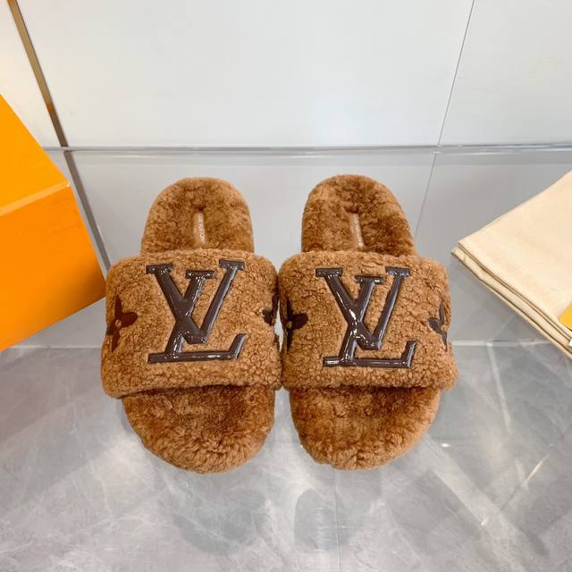 工厂P价 P.独家新款 压胶注塑工艺 Lv 24新款羊毛拖鞋頂级品质纯皮毛一体羔羊毛打造！米超温暖的感觉，穿上仿佛踩在云朵上经典老花装饰，精致高级！让这双毛拖身