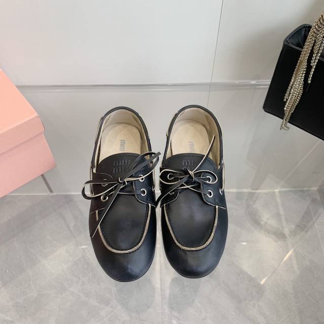 2670 Ss Miumiu缪缪春夏走秀新款乐福鞋麂皮擦色复古乐福鞋火爆来袭，早春穿搭必备单品 鞋面采用定制复古擦色头层牛皮上复古的做旧擦色工艺，使整双鞋都透露