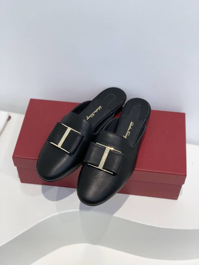 工厂P价 现货Sf Ferraga*O 菲拉*慕 升级版圆头平底摔纹牛皮半拖系列饰有带Ferraga*O标志性铭牌的全新大号蝴蝶结搭配轻盈的花卉造型鞋跟女士衣橱