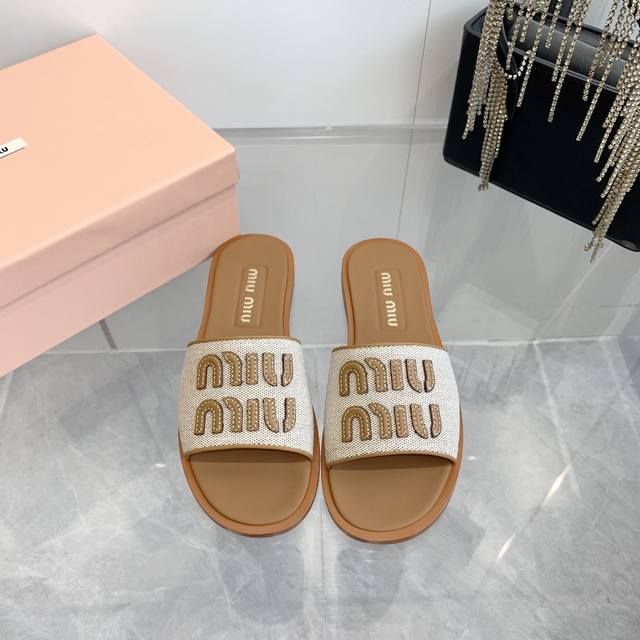 P2025代购级 Miu Miu2025春夏系列拉菲草编织皮质Logo半拖 Zp开发 原版拆卸 对版 秒杀市面版本 Miu夏日风情 真的太少女啦！小羊皮超级软糯