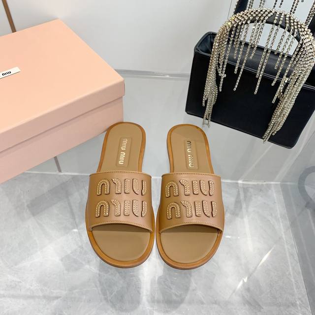 代购级 Miu Miu 春夏系列皮质Logo半拖 Zp开发 原版拆卸 对版 秒杀市面版本 Miu夏日风情 真的太少女啦！小羊皮超级软糯 喜欢可以冲了！ 鞋面：牛