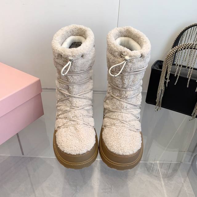 Miumi*缪缪 24Ss新款羽绒羊毛靴雪地靴滑雪靴 羽绒羊毛雪地靴滑雪靴系列，女士徽标尼龙华达呢雪地派对金属标双色厚底雪地靴滑雪靴。有轻奢的内蕴品质，自带温暖