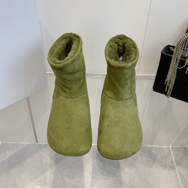 Loewe罗意威24秋冬最新款皮毛一体雪地靴 超级可爱的雪地靴 太萌了 秋冬必备雪地靴 忘了Ugg吧 Ins博主以及明星网红都在穿 保暖又轻盈又软乎乎的靴子 谁