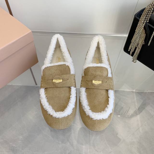 出厂价Pp Pmiumiu 毛鞋 Miumiu缪缪 最新款 平底毛毛豆豆鞋 走秀新款复古时尚 简约高级 随意搭配 上脚非常舒适，超级重工 鞋面原版牛反绒 内里羊
