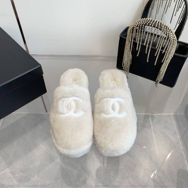 Chanel 香奈儿 新款毛毛拖鞋！ 这款毛拖真的是真太可爱了～ 柔软蓬松的毛毛，舒服暖脚 增高显腿长 秋冬搭配袜子休闲又慵懒 上脚真的好看又时髦 进口羊毛，手