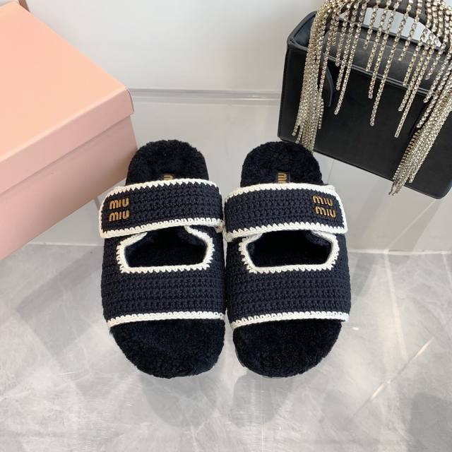 Miumiu缪缪两带魔术贴 编织 厚底 平底 拖鞋 秋冬新款拖鞋凉鞋系列 巴黎时装周最新走秀款，复古高级，舒适度与时髦度并存的开挂全新系列，设计搭配不同风格需求