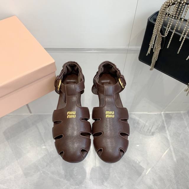 25Ss Miumiu缪缪春夏走秀款罗马凉鞋猪笼鞋 超多明星网红种草 复古时髦前 品牌Logo标志性金属标搭配每一个设计元素都踩在时髦点上 上脚非常好看舒适 超