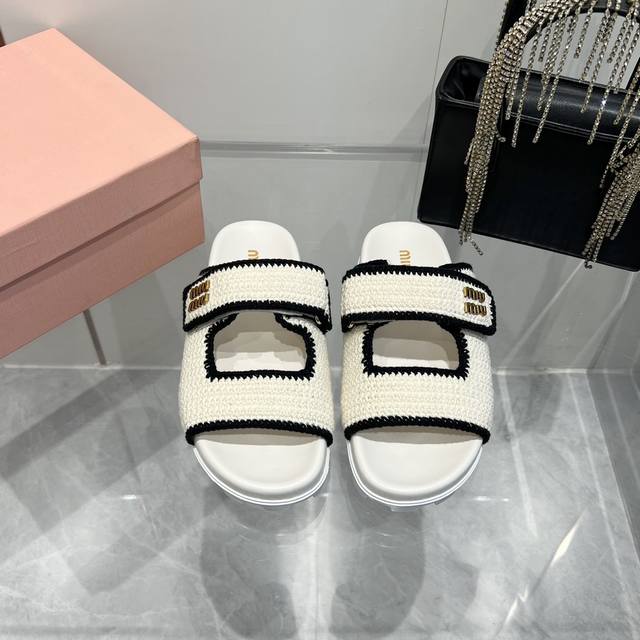 Miumiu缪缪两带魔术贴 编织 厚底 平底 拖鞋 春夏新款拖鞋凉鞋系列 巴黎时装周最新走秀款，复古高级，舒适度与时髦度并存的开挂全新系列，设计搭配不同风格需求