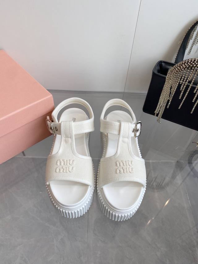 Miumiu 谬谬 25春新款 厚底饼干凉鞋最新走秀款，经典升级 舒适度与时髦度并存 每个颜色搭配都好看，设计搭配不同风格需求 鞋面：原版定制布 内里: 原版定