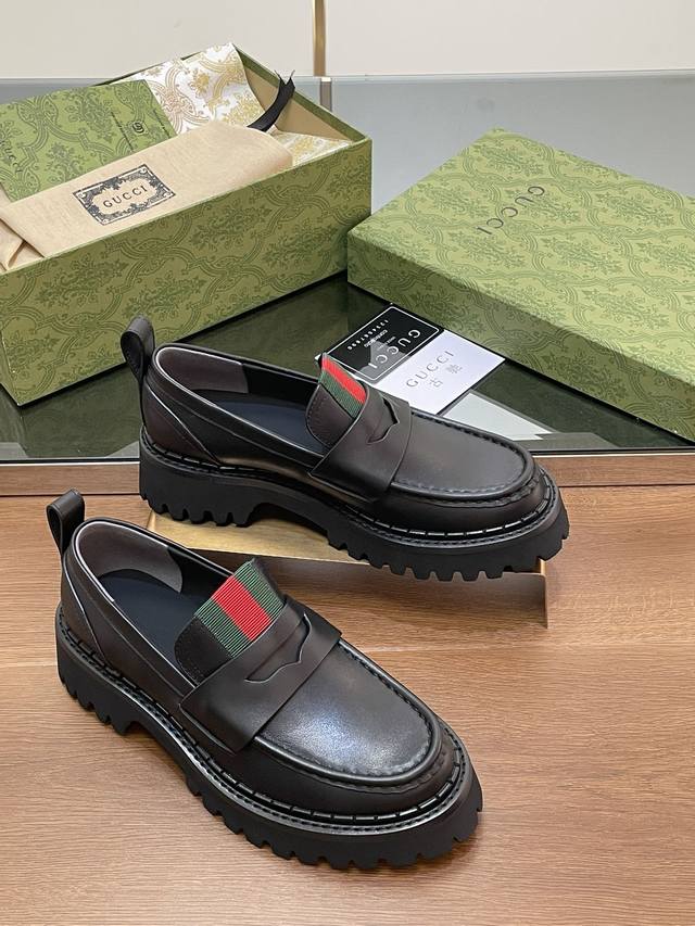 古奇秋冬最新款Gucci 红绿织带厚底乐福鞋新款秋鞋单鞋代购级别 高端精品尖货 始创于1950年代的原版品牌细节，在这双鞋上浪漫新生。取材自马术世界的条纹织带已