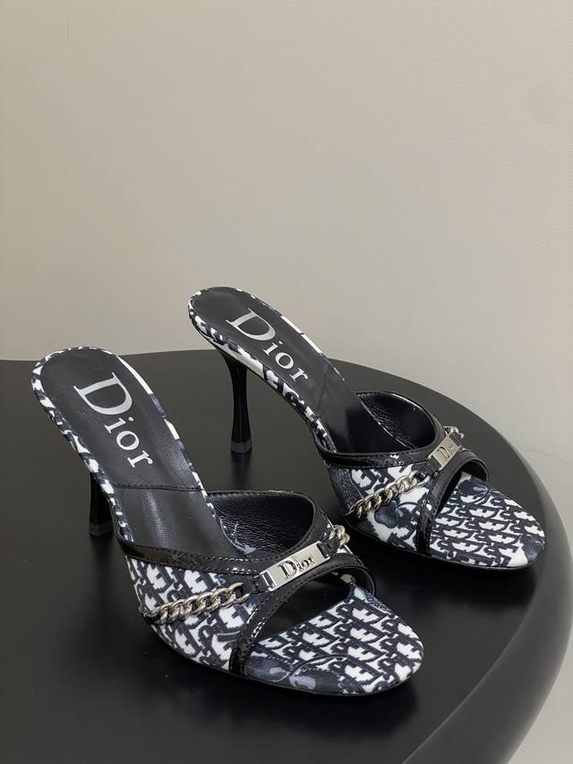 Dior 迪奥 25Ss春夏新款中古风链条高跟凉拖鞋 延续D家永恒经典！这款鞋低调不失华丽 性感又不显张扬 鞋型是大家都爱的秀气款 非常非常显瘦 侧面整个弧度将