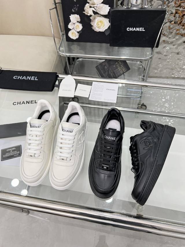 Chanel香奈儿25A最新款 全皮 熊猫配色 小白鞋 休闲 运动鞋 滑板鞋 原版购入开发 做货 小香 C家 专柜又一超级大爆款，网红博主小姐姐们的挚爱，社交平