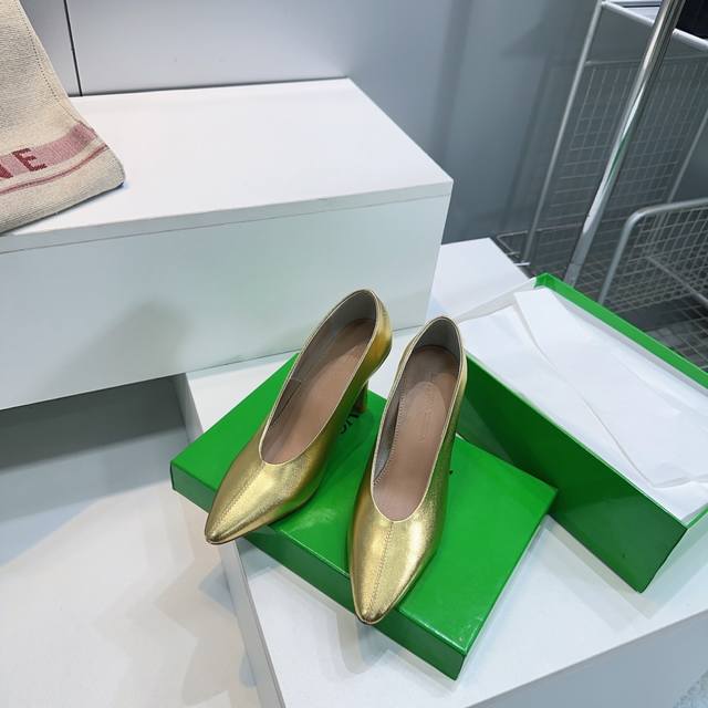 高品质出厂 ！顶级品质Bottega Veneta 25秋冬新款Bv 经典女巫高跟单鞋系列单品 牛油皮 全真皮 高版本 小方头Bv早秋系列 都好美啊 优雅材质运