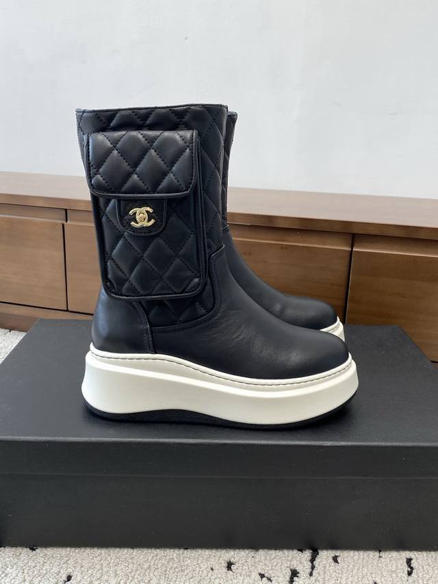 Chanel 2025S秋冬系列厚底高短靴，高筒和矮简两款分别用进囗牛皮打造，外增高度5Cm超显腿长， 靴简沿用了香奈儿的经典菱格纹，加上可打开装小东西的小包包