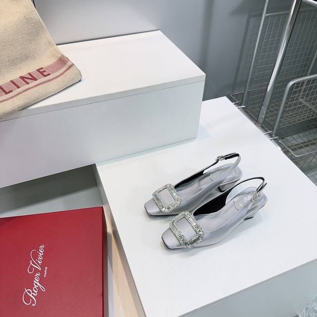 高品质出厂 ！顶级品质Roger Vivier25秋冬新品Rv水钻扣真丝粗跟凉鞋婚鞋！专柜卖爆了的精致花钻穆勒鞋来啦！进口高级丝缎材质搭配经典水钻花扣，小方头更
