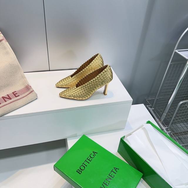 高品质出厂 ！顶级品质Bottega Veneta葆蝶家2025春夏新品爆款复古经典编织高跟女巫单鞋超重工全手工编织！Bv新款小圆头凉鞋抢手大爆款，Ins&小红