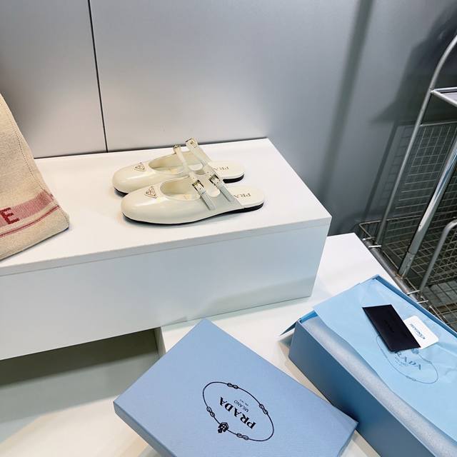 高品质出厂 ！顶级品质Prada普拉达经典三角标一字扣带玛丽珍鞋平底半拖单鞋！ 杨颖同款氛围感穿搭来袭 三角标点缀 轻松Get时髦气息 鞋面采用进口油蜡羊皮 马