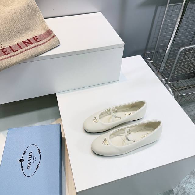 高品质出厂 ！顶级品质Prada普拉达经典三角标一字扣带玛丽珍鞋平底乐福鞋单鞋！ 杨颖同款氛围感穿搭来袭 三角标点缀 轻松Get时髦气息 鞋面采用进口混种羊皮