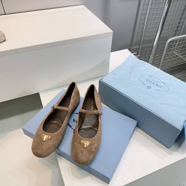 高品质出厂 ！顶级品质Prada 普拉达经典三角标一字扣带玛丽珍鞋平底乐福鞋单鞋！ 杨颖同款氛围感穿搭来袭 三角标点缀 轻松Get时髦气息 鞋面采用进口羊反绒