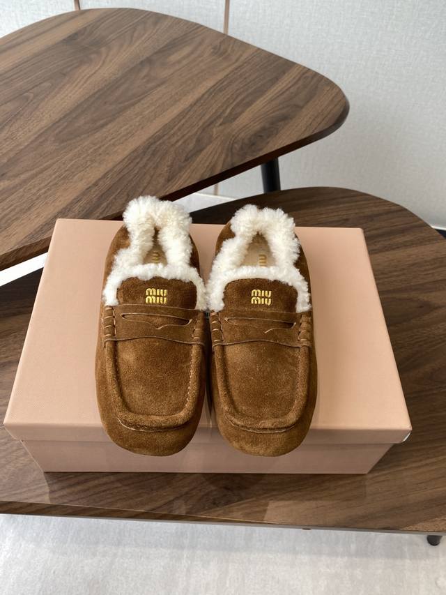 Miumiu 25Ss 秋冬走秀款 羊毛 方头乐福鞋 经常出现在各大时装杂志封面 各路明星、小红书博主都有钟爱 搭配五金Logo更显优雅，上脚尤为惊艳到你的一款