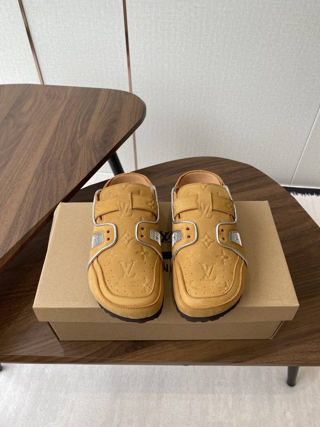 Birkenstock X 联名Lv 情侣款 系列 这两个品牌刚出联名我就心动了 代购找很久才买到货，真的一鞋难求，真的超级好看，姐妹们给我冲 Size：#35