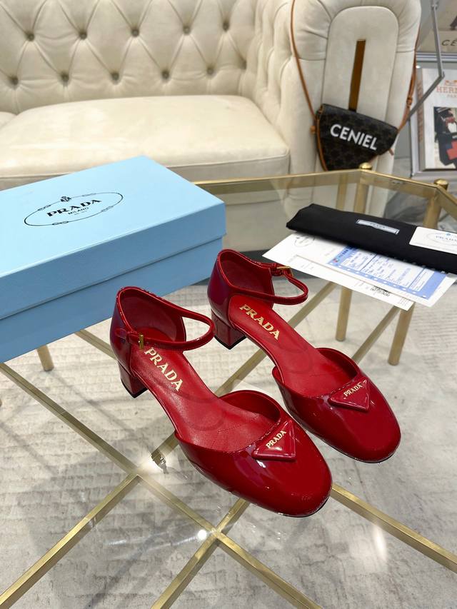 Prada 现货拆原板1:1复刻最高版本 Prada 早春走秀网红爆款 最新春款 粗跟系列 出厂价P 真皮底 220 仿真皮底 女神必备 上脚超级美 鞋面釆用