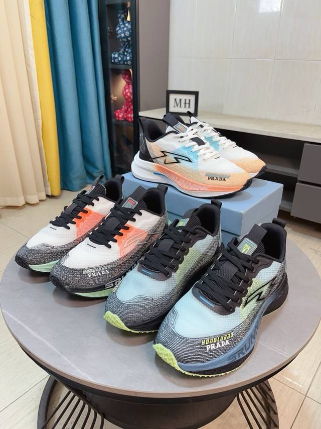 普拉达 Prada 奢华时尚的高端产品完美的楦型加上顶级的手工制作，使得本款鞋子立马形成了一股浓郁的贵族气息。进口头层牛皮搭配布洛克雕花工艺牛皮内里法国进口皮鞋