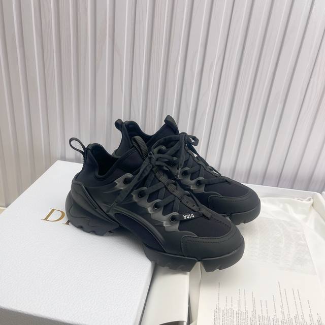 高版本Dior 迪奥 运动老爹鞋，市场顶级品质国外专柜爆款非市场普通仿版，面料采用意大利，进口布料，原版模具注胶底。内里进口小羊皮+高弹力 注塑成型模具Logo