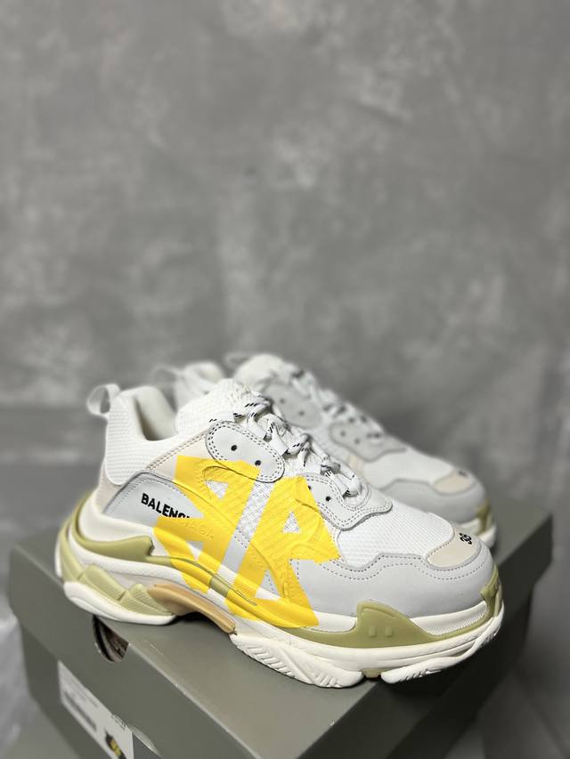 Balenciaga巴黎世家、情侣款： P Triple S Tape Type简直绝了 这款鞋设计来源于经典之最款侧面黄色双B的胶带元素Logo、潮感直接拉满