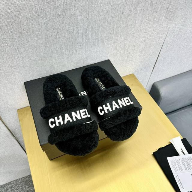 Chanel 香奈儿 白色刺绣条纹Logo加绒毛里一字平底拖鞋秋冬新款羊毛拖鞋 让我重新爱了它一次！这季节美鞋太多这款毛拖真的是让我无法自拔真太可爱了～ 面料：