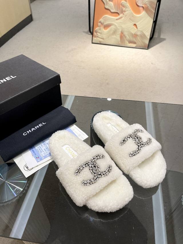 小香25新款羊毛拖鞋细柔软羊毛 頂级品质纯皮毛一体直毛打造！超温暖的感觉，穿上仿佛踩在云朵上小香经典花扣装饰，精致高级！让这双毛拖身价陡增！手工点钻，鞋底是原版