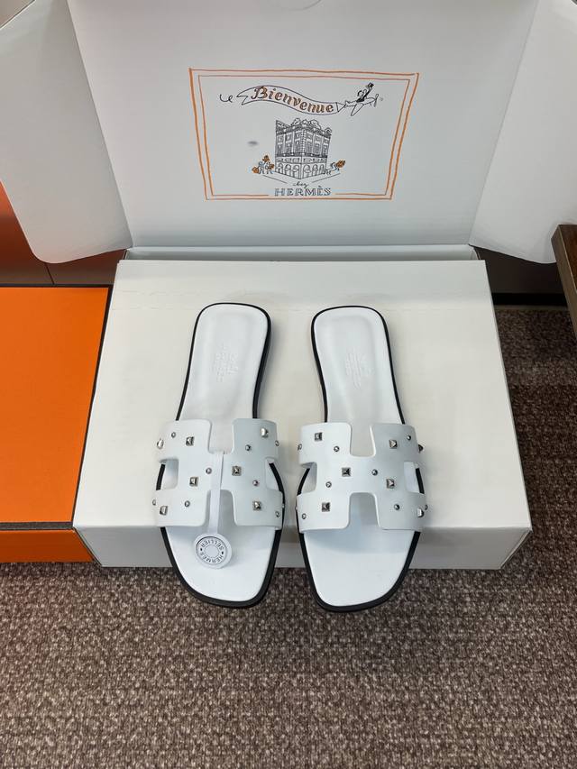 工厂P价P 莞产 代购级 爱马仕 Hermes 春夏经典款 Oran 拼色工字拖女鞋 H家平底圆头露趾铆钉凉拖鞋 材质：进口小牛皮+水染羊皮水里+意大利真皮大底