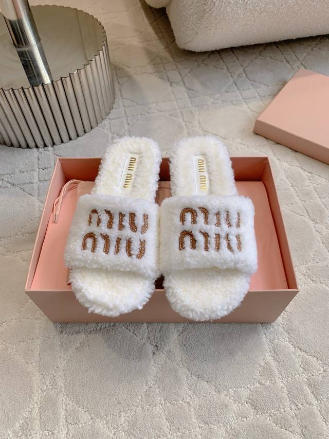 Miu 新款毛毛拖鞋 经典Miu刺绣Logo好看又百搭 超级厚实的澳洲进口羊毛 犹如踩在云朵般的感觉 超级舒适 经典百搭款 面料进口澳洲羊毛 原版开模大底 尺码