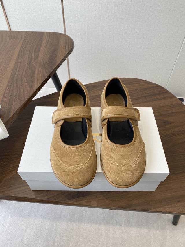 莞产Therow 25Ss新品极简圆头 魔术贴 玛丽珍单鞋 The Row新一季的设计延续极简主义 新款 Canal一脚蹬平底鞋 云朵般柔软的鞋体 兼具优质质感