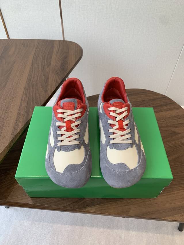 女款 男款 Bottega Veneta Bv葆蝶家 25Ss新款 情侣款 阿甘鞋 德训运动鞋 Sneaker科技尼龙和绒面打造，灵感来自复古球鞋，全新演绎经典