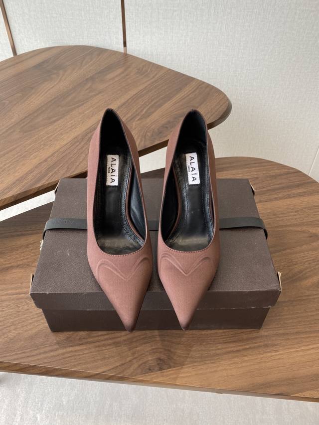 Alaia 25Ss早春新款 穿上就会心动的尖头高跟鞋 透明设计超显腿长 Alaia爱心高跟鞋 爱心的设计简直就是会俘获每个女人的少女心 材质显高显细 穿上就觉