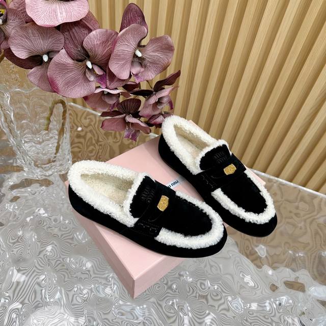 Miumiu 24S经典玛丽珍毛毛单鞋 夏天都可穿的毛毛鞋申请出战 答应我一定要每人来一双好嘛 日常Ootd就没有它搭配不了的 鞋型真的值得我推一万年 非常修饰