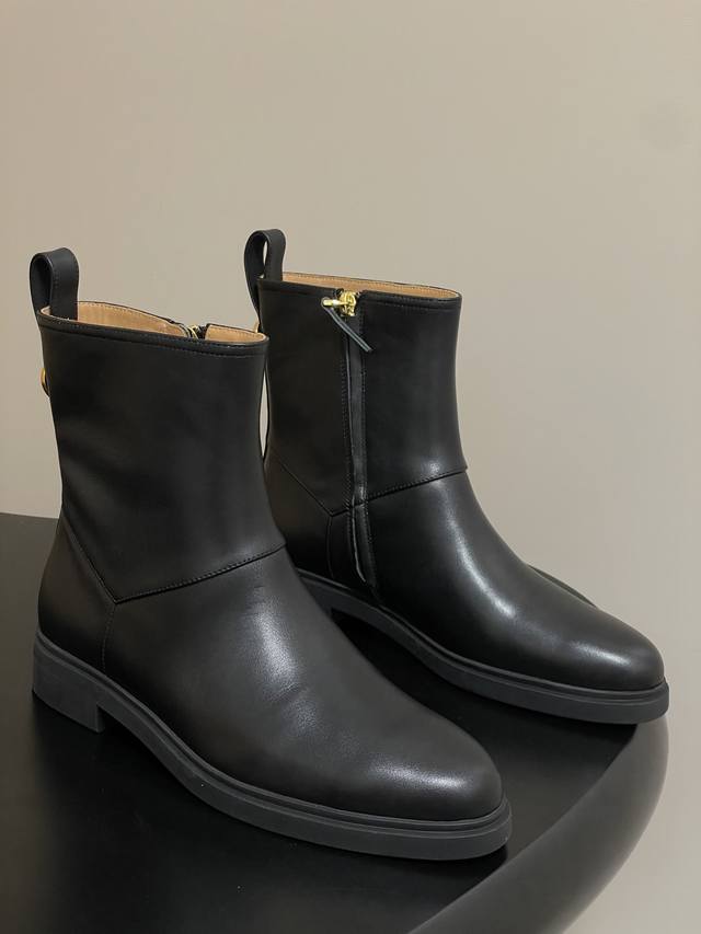 Loro Piana 诺悠翩雅 Lp70S秋冬新款 Kilda踝靴侧拉链短靴 这款标志性踝靴采用打蜡牛皮革材质，赋予其质朴而独特的复古美感。休闲而精致的款式既适