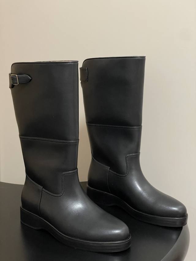 Loro Piana 诺悠翩雅 Lp70S秋冬新款Lupo直筒靴一脚蹬中筒长靴 Lupo靴子采用精致皮革精心制作而成，经过天然蜡处理，呈现亮丽光泽和清晰而不规则