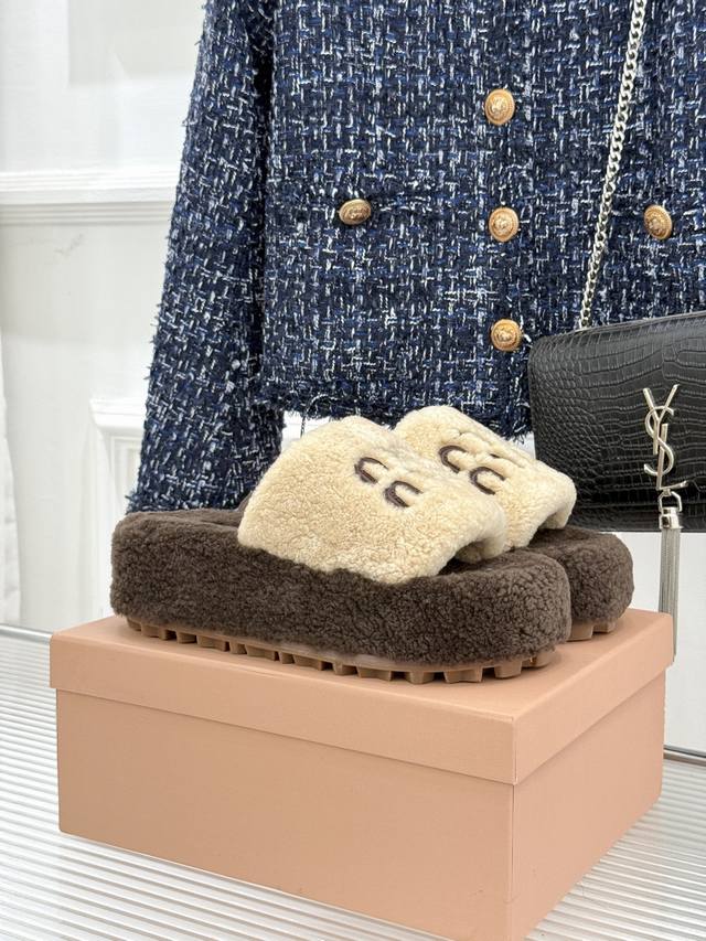 厂价 Miu Miu 缪缪25Wf秋季新品字母厚底毛拖 寒风瑟瑟的季节 时髦精的冬日挚爱 一双温暖又吸睛的毛拖成了出街利器 这双毛拖绝对是今年不能错过的时尚单品