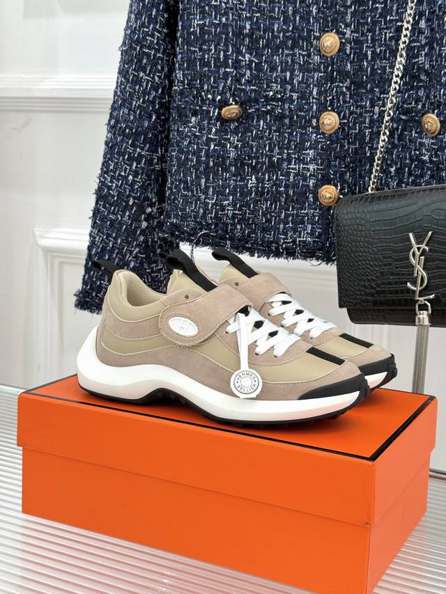 厂价 HermèS 爱马仕25Wf新品魔术贴 休闲运动鞋 一眼心动的 是它低调却难掩的贵气。 鞋型利落流畅 不张扬却自带气场。 鞋面上的魔术贴设计打破常规 不仅