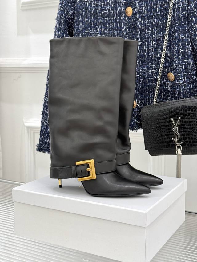 厂价 Balmain｜巴尔曼经典尖头皮带扣裤管靴 今天必须安利这款巴尔莫尖头皮带扣裤管靴 从设计到细节 全是让人无法抗拒的理由！ 它的设计融合了巴尔莫勒尔靴经典