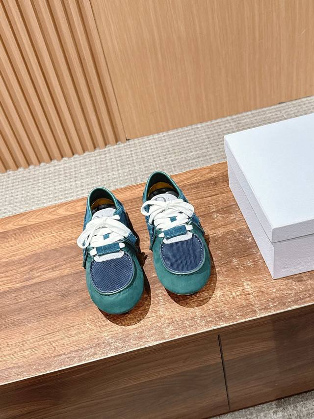 低帮 Dior Roadie Sneakers 迪奥新款老钱花 麂皮拼色系带高低帮休闲运动鞋 这系列设计感爆棚，配色丰富，舒适度更是一绝，无论是日常出街、运动健