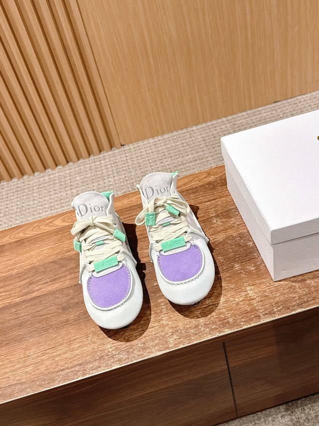 高帮 Dior Roadie Sneakers 迪奥新款老钱花 麂皮拼色系带高低帮休闲运动鞋 这系列设计感爆棚，配色丰富，舒适度更是一绝，无论是日常出街、运动健