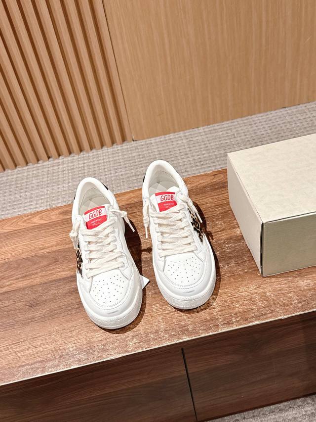 舞会主角已登场点亮节日序曲，共赴摩登派对。全新Ball Star2系列鞋履汲取80年代的复古风潮结合闪亮细节和运动美学，重绎学院风格。标志性星标璀璨夺目，闪耀无