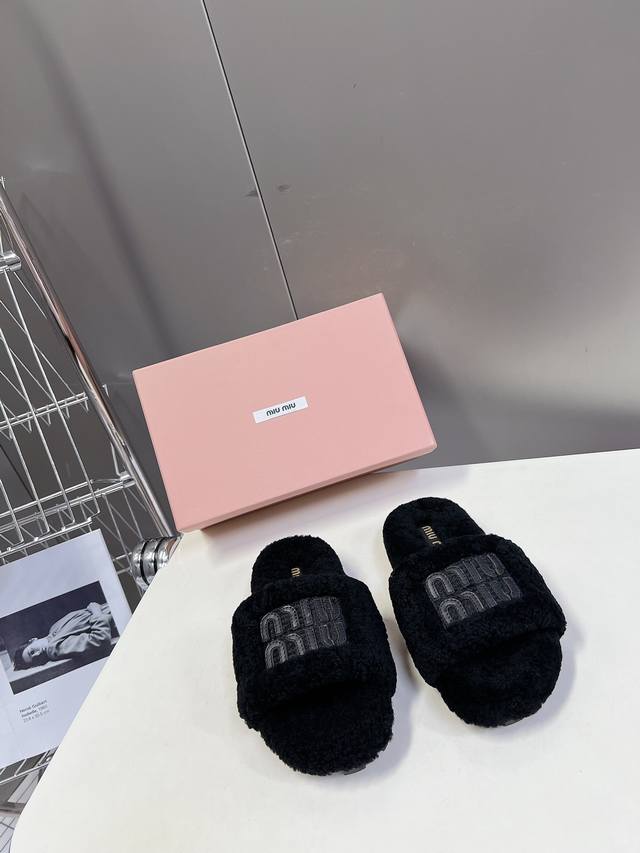 Miumiu缪缪秋冬新款厚底毛毛拖 每逢秋冬来临 毛拖是必不可少的单品 不仅足够保暖 还能拥有舒适的触感无论搭配什么都有种漫不经心的时髦纯羊毛有用手拨开是厚厚实