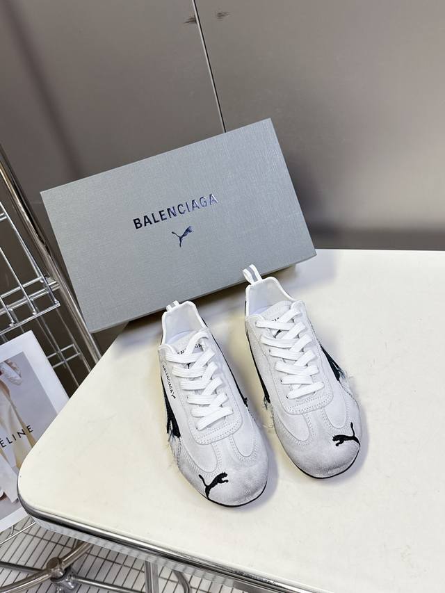 Balenciaga X Puma彪马最新联名款 情侣款德训鞋 巴黎家秀场出镜率最高的单品 好多明星时尚博主种草 以彪马经典赛车鞋为原型 上巴家一贯的破坏工艺