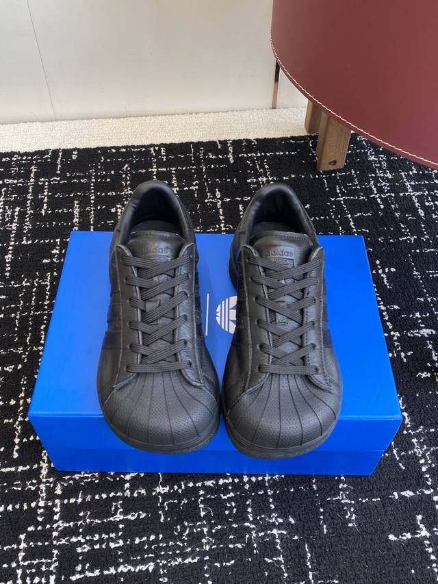 代购级 Adidas 联名 Avavav 25Ss 贝壳头 滑板鞋 不同于上次联名，这次直接在贝壳头本体上加大加宽，成为了时尚完全体“方头贝壳头”，把时装属性和